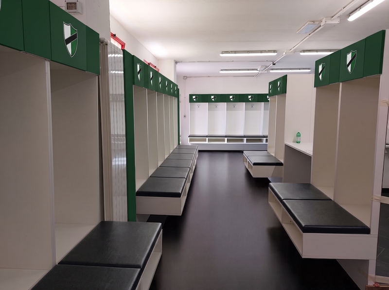 Armadietti spogliatoio personalizzati con stemma del club e seduta in eco-pelle